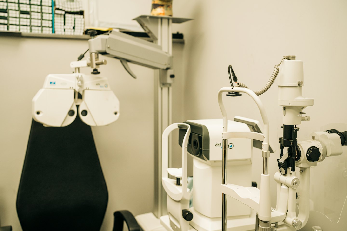 Moderner Optometrie-Untersuchungsraum mit ophthalmologischer Ausrüstung.