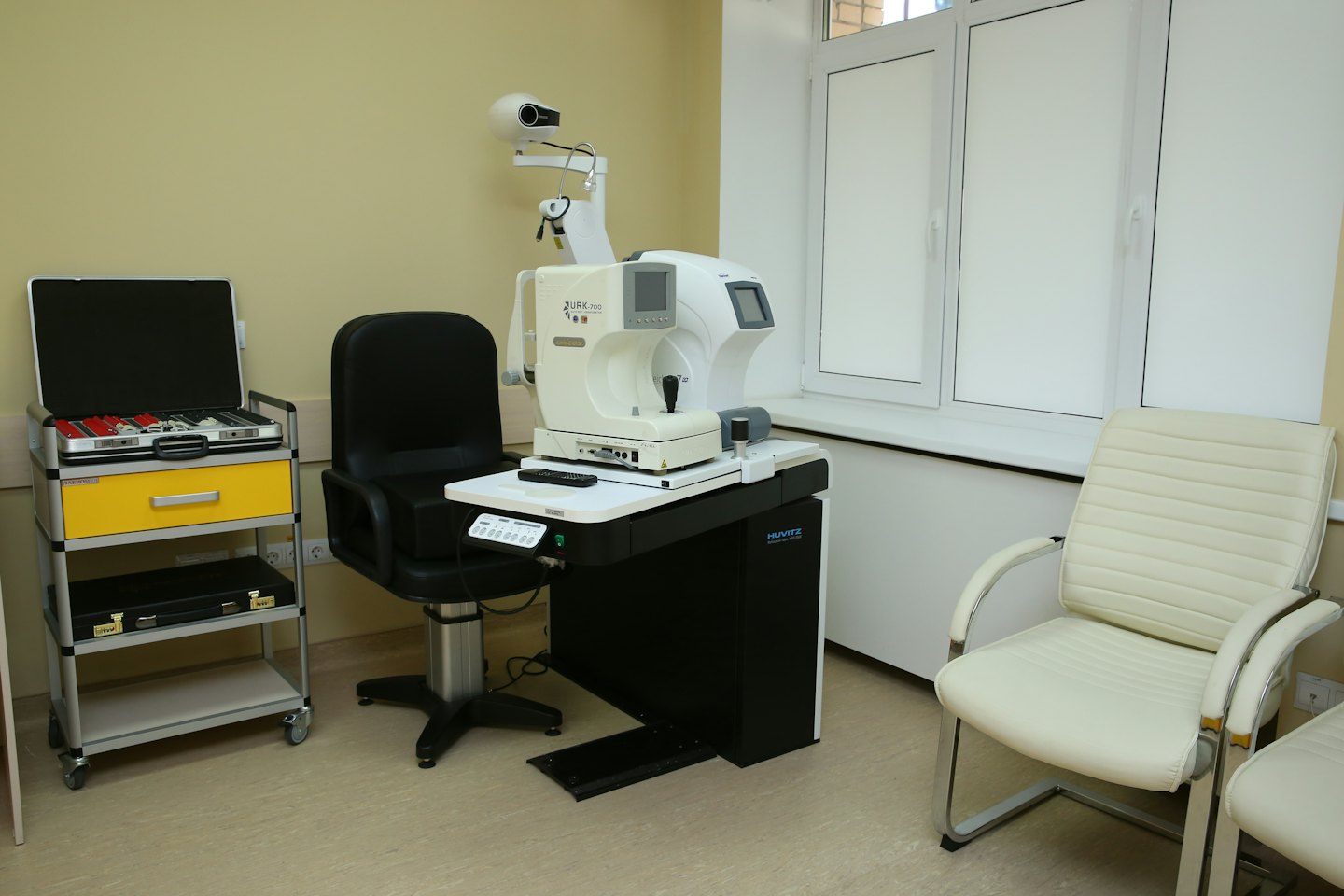 Untersuchungsraum für Augenoptik mit Probiergläsern und Geräten.